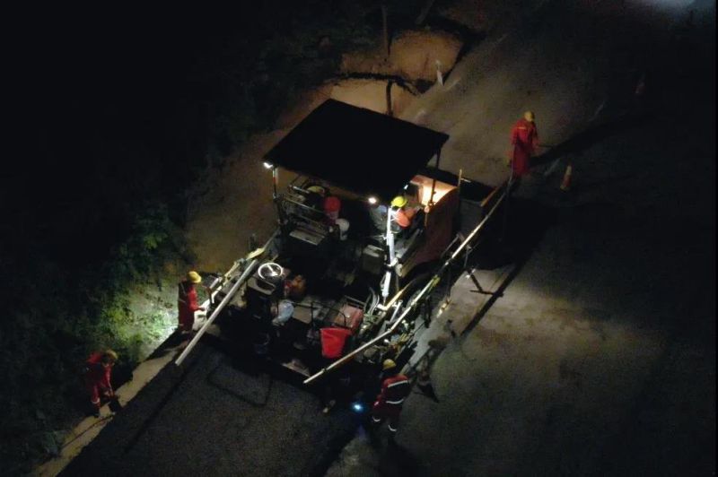 1在保证安全的情况下进行夜间施工1.jpg