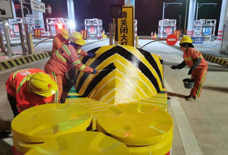 4工作人员重刷收费岛反光漆.jpg